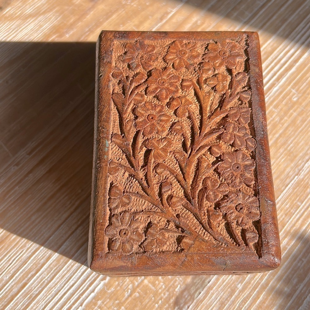 Vintage Hand-Carved Wooden Jewelry / Cards Box, India - Picture 4 of 12